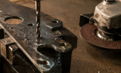 鉄板に穴を開けるのは意外と難しい｜ドリルが折れる・穴がズレる・火傷する失敗を防ぐコツ